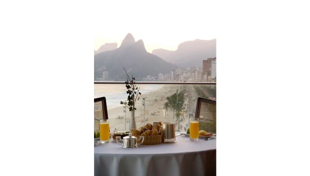 Café da manhã na varanda de frente para o mar no hotel Fasano Rio