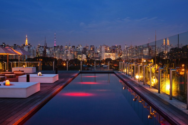 Bar Skye, na cobertura do hotel Unique, em São Paulo, e a clássica piscina avermelhada