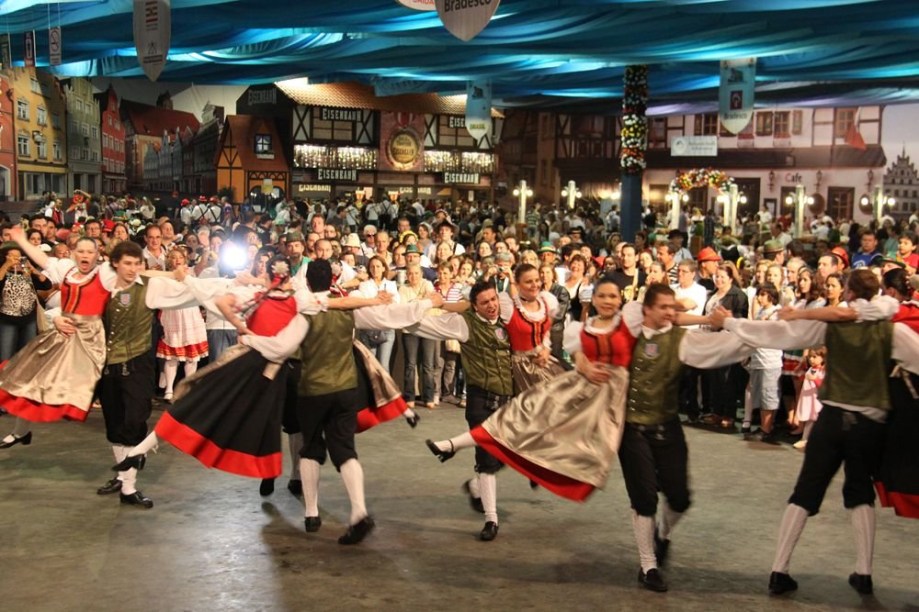 Os pavilhões abrem diariamente a partir das 18h e aos sábados e domingos, às 12h