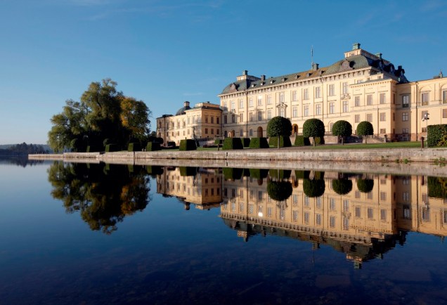 Patrimônio da humanidade listado pela Unesco, o Palácio Drottningholm, em Estocolmo, é a residência oficial da monarquia sueca cuja dinastia corrente, a Bernadotte, iniciou-se no século 19 com o marechal napoleônico Carlos XIV João