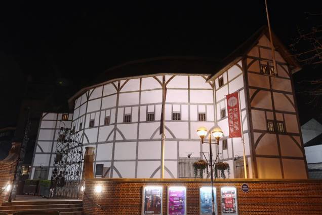 Reconstrução do antigo teatro de William Shakespeare, o The Globe, às margens do Tâmisa, em Londres