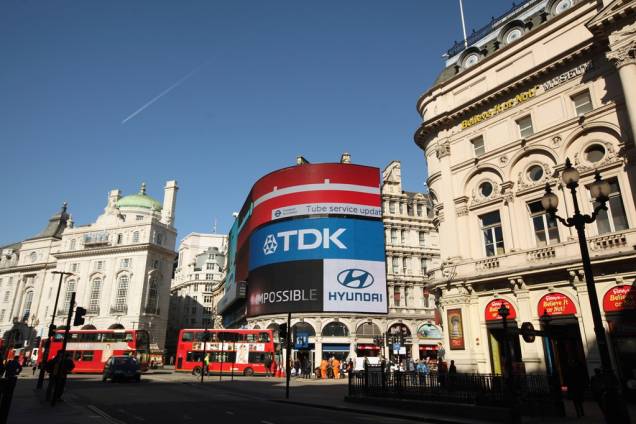 O Picadilly Circus é um dos mais movimentados cruzamentos de Londres, repleto de boas lojas, restaurantes e teatros O Picadilly Circus é um dos mais movimentados cruzamentos de Londres, repleto de boas lojas, restaurantes e teatros