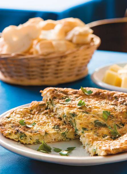 <strong>PARA CURTIR O CENTRO E ARREDORES</strong> <a href="https://www.facebook.com/pages/Casa-Paladino/195295323827446"><strong>Casa Paladino</strong></a> A atmosfera de antigamente salta aos olhos assim que se põe os pés dentro deste misto de bar e armazém, inaugurado em 1906. Dividido em dois ambientes, com salão e empório de bebidas e artigos importados, o espaço tem cristaleiras e móveis de madeira escura. Na hora do almoço, o movimento é garantido pelo público que trabalha na região. As especialidades são sanduíches (de queijo roquefort ou pastrami, por exemplo) e omeletes, servidas em versões que podem levar salmão, sardinha ou bacalhau – o chope escolta os pedidos da cozinha <em>R. Uruguaiana, 226 (Centro), (21) 2263-2094</em> <strong>PARA CURTIR O CENTRO E ARREDORES</strong> <a href="https://www.facebook.com/pages/Casa-Paladino/195295323827446"><strong>Casa Paladino</strong></a> A atmosfera de antigamente salta aos olhos assim que se põe os pés dentro deste misto de bar e armazém, inaugurado em 1906. Dividido em dois ambientes, com salão e empório de bebidas e artigos importados, o espaço tem cristaleiras e móveis de madeira escura. Na hora do almoço, o movimento é garantido pelo público que trabalha na região. As especialidades são sanduíches (de queijo roquefort ou pastrami, por exemplo) e omeletes, servidas em versões que podem levar salmão, sardinha ou bacalhau – o chope escolta os pedidos da cozinha <em>R. Uruguaiana, 226 (Centro), (21) 2263-2094</em>