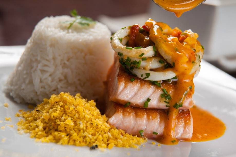 Moqueca de salmão e lula, servido com arroz de jasmim e farofa de pão ao dendê é uma das sugestões do <a href="https://viajeaqui.abril.com.br/estabelecimentos/br-rj-rio-de-janeiro-restaurante-opium-hotel-ipanema-plaza" rel="Opium"><strong>Opium</strong></a> para o almoço da Rio Restaurant Week 2012 Moqueca de salmão e lula, servido com arroz de jasmim e farofa de pão ao dendê é uma das sugestões do <a href="https://viajeaqui.abril.com.br/estabelecimentos/br-rj-rio-de-janeiro-restaurante-opium-hotel-ipanema-plaza" rel="Opium"><strong>Opium</strong></a> para o almoço da Rio Restaurant Week 2012