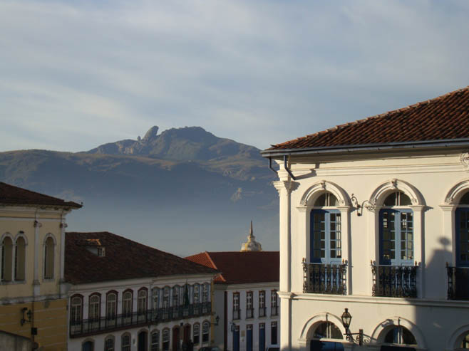 Casa e morros da cidade de Ouro Preto