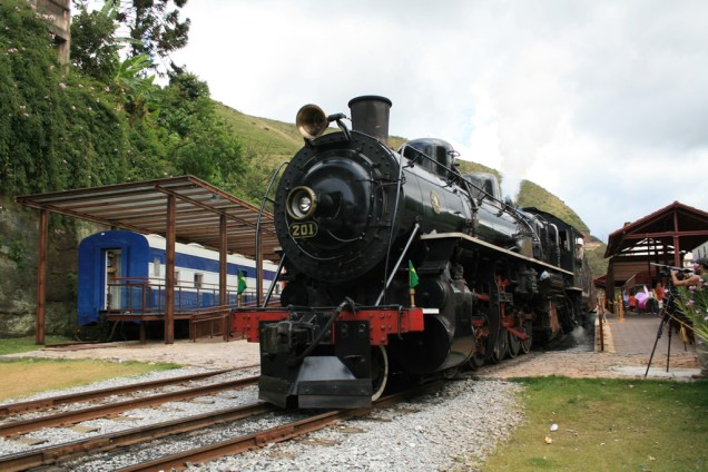 Locomotiva do Trem da Vale, que liga as cidades de Ouro Preto e Mariana – a viagem leva cerca de uma hora Locomotiva do Trem da Vale, que liga as cidades de Ouro Preto e Mariana – a viagem leva cerca de uma hora