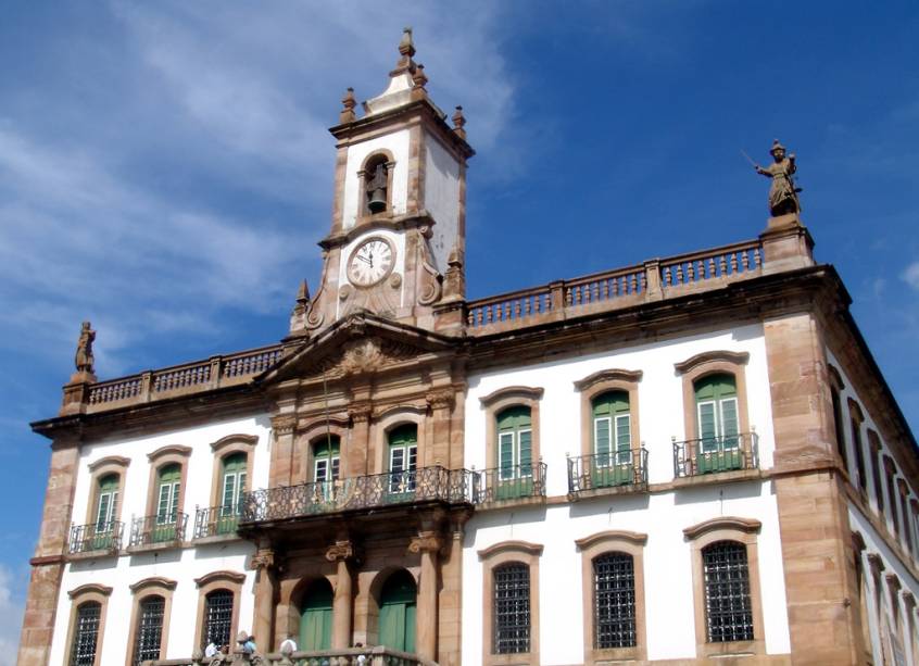 O <a href="http://viajeaqui.abril.com.br/estabelecimentos/br-mg-ouro-preto-atracao-museu-da-inconfidencia" rel="Museu da Inconfidência" target="_blank">Museu da Inconfidência</a>, na Praça Tiradentes, exibe as supostas traves de madeira da forca de Tiradentes e o livro original com a declaração de sua condenação