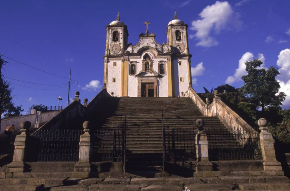 Fachada da <a href="http://viajeaqui.abril.com.br/estabelecimentos/br-mg-ouro-preto-atracao-igreja-santa-efigenia-n-s-do-rosario-do-alto-da-cruz" rel="Igreja de Santa Efigênia" target="_blank">Igreja de Santa Efigênia</a> ou Igreja de Nossa Senhora do Rosário da Cruz, no bairro do Alto da Cruz do Padre Faria