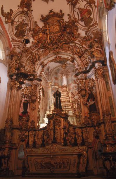 O altar da Igreja de São Francisco de Assis é totalmente coberto de ouro