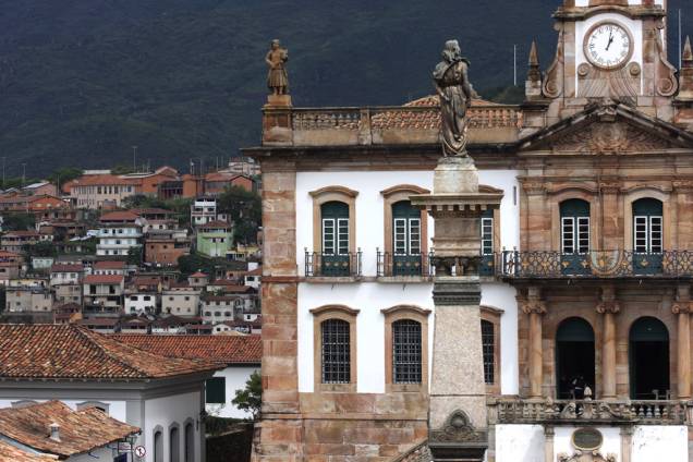 Estátua de Joaquim José da Silva Xavier, o Tiradentes. Ao fundo está o Museu da Inconfidência
