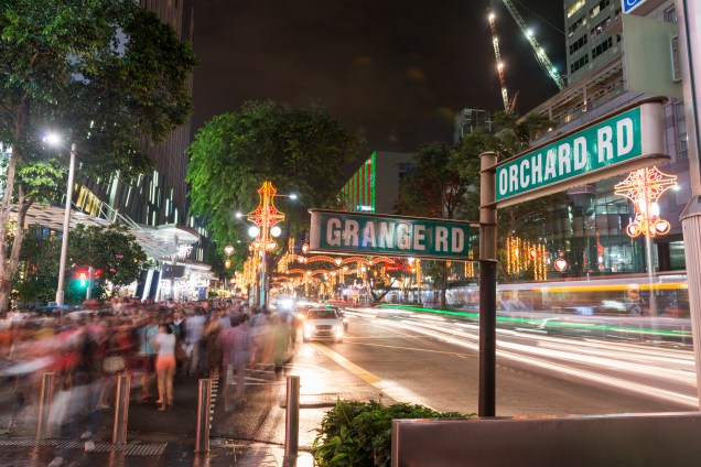 <strong>Orchard Road, <a href="https://viajeaqui.abril.com.br/paises/cingapura" rel="Cingapura" target="_blank">Cingapura</a></strong>    Um dos lugares mais high-tech da <a href="https://viajeaqui.abril.com.br/continentes/asia" rel="Ásia" target="_blank">Ásia</a> só poderia ter uma rua símbolo que fosse conhecida pelo comércio. Shoppings e lojas se espalham por entre prédios luminosos e de arquitetura futurista