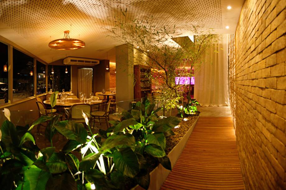 Decoração caprichada na entrada do restaurante <a href="http://viajeaqui.abril.com.br/estabelecimentos/br-rj-rio-de-janeiro-restaurante-oro" rel="Oro">Oro</a>, no <a href="http://viajeaqui.abril.com.br/cidades/br-rj-rio-de-janeiro" rel="Rio de Janeiro">Rio de Janeiro</a>