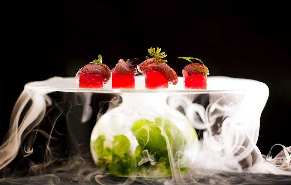Lulas e compressa de melancia, prato do restaurante <a href="http://viajeaqui.abril.com.br/estabelecimentos/br-rj-rio-de-janeiro-restaurante-oro" rel="Oro">Oro</a>, no <a href="http://viajeaqui.abril.com.br/cidades/br-rj-rio-de-janeiro" rel="Rio de Janeiro">Rio de Janeiro</a>