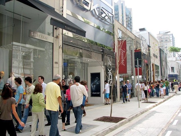 Nesta região, lojas de grifes nacionais e internacionais disputam espaço com lojas-conceitos de marcas de cafés, sorvetes e comidinhas