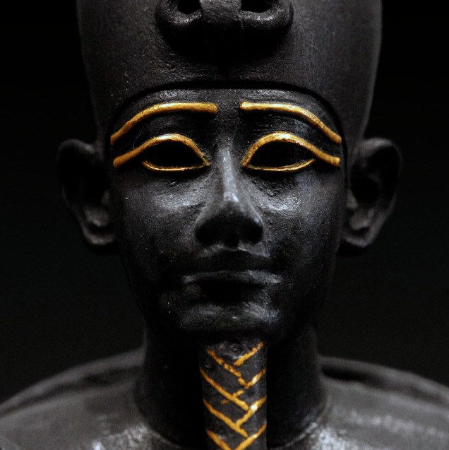 Esta estátua de Osíris faz parte do incrível acervo egípcio do Louvre
