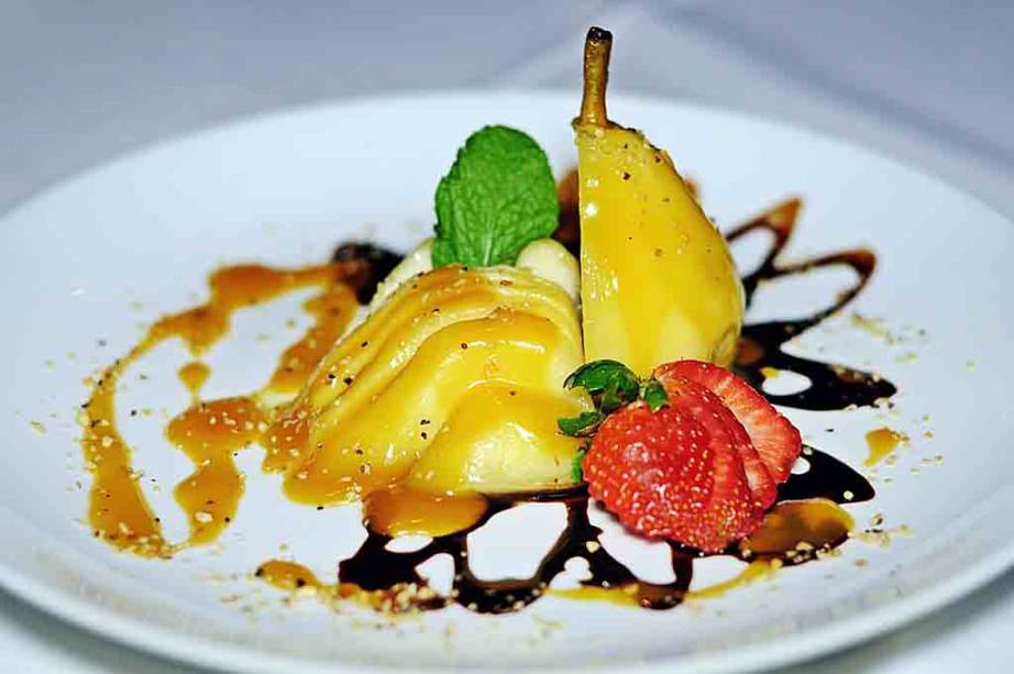 Pêra ao molho de laranja é uma das sugestões de sobremesa no almoço da <strong>Restaurant Week de Salvador</strong>, servido no <a href="https://viajeaqui.abril.com.br/estabelecimentos/br-ba-salvador-restaurante-oui-001" rel="Oui"><strong>Oui</strong></a> Pêra ao molho de laranja é uma das sugestões de sobremesa no almoço da <strong>Restaurant Week de Salvador</strong>, servido no <a href="https://viajeaqui.abril.com.br/estabelecimentos/br-ba-salvador-restaurante-oui-001" rel="Oui"><strong>Oui</strong></a>