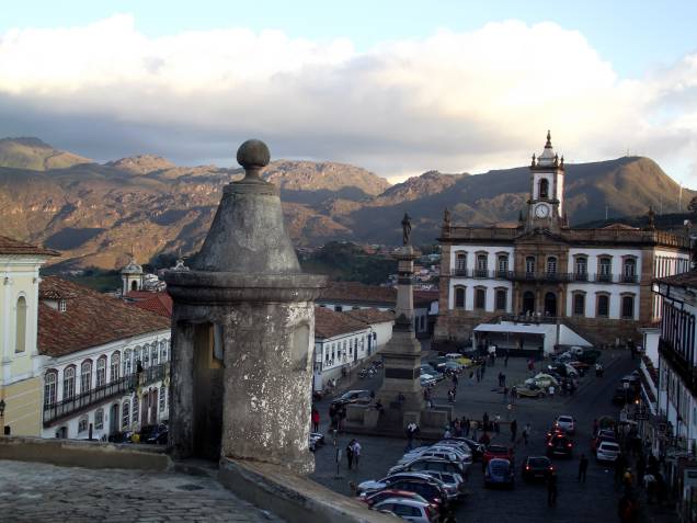 <strong>Ouro Preto (MG) </strong> Dezenas de igrejas barrocas, ladeiras com calçamento de pedra, farta comida mineira, cachoeiras, trilhas e vistas de tirar o fôlego. Ouro Preto, a antiga capital de Minas Gerais, oferece muitas atrações para casais que preferem ficar na cidade e/ou percorrer a região montanhosa ao seu redor. A cidade foi a primeira brasileira a ser tombada como Patrimônio Histórico da Humanidade pela UNESCO e recebe milhares de turistas ao ano. Graças à Universidade Federal de Ouro Preto, ela é cheia de universitários, o que confere energia jovem às suas ruas e garante a (r)existência de bons bares e restaurantes a preços acessíveis. A <a href="https://www.booking.com/hotel/br/pousada-do-mondego.pt-br.html?aid=332455;sid=14fcbdfa23db223e04a3ec34ecada6b2;dest_id=-658339;dest_type=city;dist=0;group_adults=2;hapos=1;hpos=1;room1=A%2CA;sb_price_type=total;srepoch=1507584699;srfid=6bb950462b36c3d64323c9e647f9fb35c1dadbc7X1;srpvid=4c6c975de21401bd;type=total;ucfs=1�" target="_blank" rel="noopener">Pousada Modego</a> tem mobiliário de antiquário e obras de artistas como Alberto da Veiga Guignard e Inimá de Paula e a <a href="https://www.booking.com/hotel/br/solar-das-lajes.pt-br.html?aid=332455;sid=14fcbdfa23db223e04a3ec34ecada6b2;dest_id=-658339;dest_type=city;dist=0;group_adults=2;hapos=1;hpos=1;room1=A%2CA;sb_price_type=total;srepoch=1507584745;srfid=8c4c7fc42b80096222edbf50d677dd34be0db76dX1;srpvid=fe4a9774baeb00fa;type=total;ucfs=1�" target="_blank" rel="noopener">Pousada Solar das Lajes</a> tem vista para o centro histórico desde a piscina e da janela de seus amplos quartos. <a href="https://www.booking.com/searchresults.pt-br.html?aid=332455;sid=14fcbdfa23db223e04a3ec34ecada6b2;checkin=2017-10-09;checkout=2017-10-10;city=-658339&;pcsrc=2;d_dcp=1;i_upcc=1" target="_blank" rel="noopener"><em>Busque hospedagens em Ouro Preto</em></a> <strong>Ouro Preto (MG) </strong> Dezenas de igrejas barrocas, ladeiras com calçamento de pedra, farta comida mineira, cachoeiras, trilhas e vistas de tirar o fôlego. Ouro Preto, a antiga capital de Minas Gerais, oferece muitas atrações para casais que preferem ficar na cidade e/ou percorrer a região montanhosa ao seu redor. A cidade foi a primeira brasileira a ser tombada como Patrimônio Histórico da Humanidade pela UNESCO e recebe milhares de turistas ao ano. Graças à Universidade Federal de Ouro Preto, ela é cheia de universitários, o que confere energia jovem às suas ruas e garante a (r)existência de bons bares e restaurantes a preços acessíveis. A <a href="https://www.booking.com/hotel/br/pousada-do-mondego.pt-br.html?aid=332455;sid=14fcbdfa23db223e04a3ec34ecada6b2;dest_id=-658339;dest_type=city;dist=0;group_adults=2;hapos=1;hpos=1;room1=A%2CA;sb_price_type=total;srepoch=1507584699;srfid=6bb950462b36c3d64323c9e647f9fb35c1dadbc7X1;srpvid=4c6c975de21401bd;type=total;ucfs=1�" target="_blank" rel="noopener">Pousada Modego</a> tem mobiliário de antiquário e obras de artistas como Alberto da Veiga Guignard e Inimá de Paula e a <a href="https://www.booking.com/hotel/br/solar-das-lajes.pt-br.html?aid=332455;sid=14fcbdfa23db223e04a3ec34ecada6b2;dest_id=-658339;dest_type=city;dist=0;group_adults=2;hapos=1;hpos=1;room1=A%2CA;sb_price_type=total;srepoch=1507584745;srfid=8c4c7fc42b80096222edbf50d677dd34be0db76dX1;srpvid=fe4a9774baeb00fa;type=total;ucfs=1�" target="_blank" rel="noopener">Pousada Solar das Lajes</a> tem vista para o centro histórico desde a piscina e da janela de seus amplos quartos. <a href="https://www.booking.com/searchresults.pt-br.html?aid=332455;sid=14fcbdfa23db223e04a3ec34ecada6b2;checkin=2017-10-09;checkout=2017-10-10;city=-658339&;pcsrc=2;d_dcp=1;i_upcc=1" target="_blank" rel="noopener"><em>Busque hospedagens em Ouro Preto</em></a>