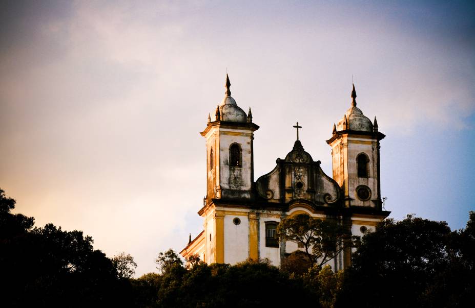 A <a href="http://viajeaqui.abril.com.br/estabelecimentos/br-mg-ouro-preto-atracao-igreja-sao-francisco-de-paula" rel="Igreja São Francisco de Paula" target="_blank">Igreja São Francisco de Paula</a> não tem fachada ornamentada e nem o interior muito rebuscado, mas como ela fica em cima de um monte e tem uma bela visão panorâmica da cidade de Ouro Preto