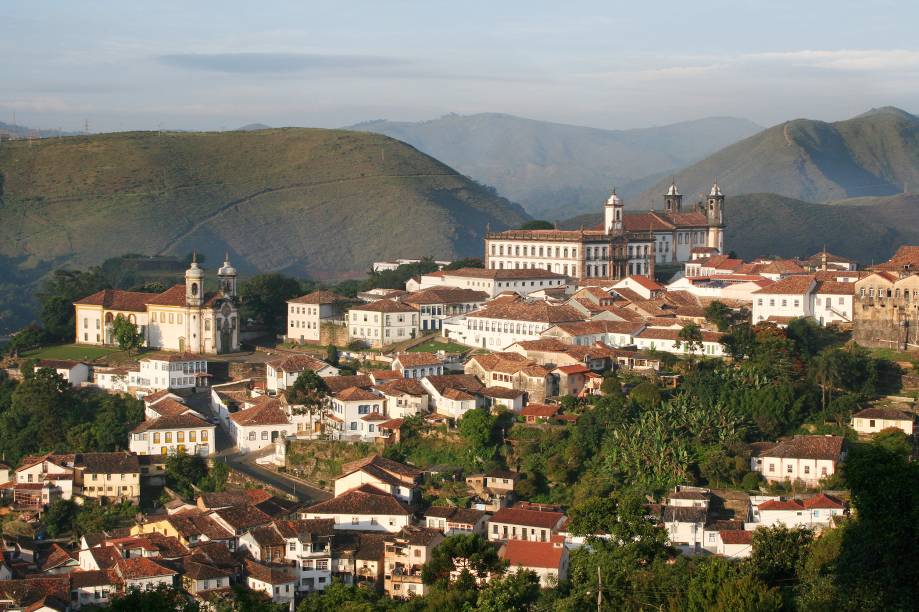 Ouro Preto é reconhecida pela UNESCO como Patrimônio Cultural da Humanidade e está a 95 km de <a href="https://viagemeturismo.abril.com.br/tudo-sobre/belo-horizonte/" target="_blank" rel="noopener">Belo Horizonte</a>. O município nasceu em 1711, com o nome de Vila Rica. Poucos anos depois, em 1720, foi escolhida como a capital da capitania das Minas Gerais. Durante o ciclo do ouro do Brasil colonial, a cidade era o mais importante centro econômico e político do país