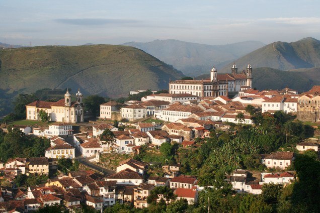Ouro Preto é reconhecida pela UNESCO como Patrimônio Cultural da Humanidade e está a 95 km de <a href="https://viagemeturismo.abril.com.br/tudo-sobre/belo-horizonte/" target="_blank" rel="noopener">Belo Horizonte</a>. O município nasceu em 1711, com o nome de Vila Rica. Poucos anos depois, em 1720, foi escolhida como a capital da capitania das Minas Gerais. Durante o ciclo do ouro do Brasil colonial, a cidade era o mais importante centro econômico e político do país