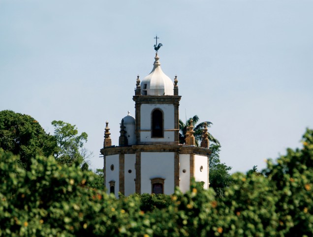 <strong>Igreja Nossa Senhora da Glória do Outeiro</strong><br />Em 1670 ela era apenas uma pequena capela no topo do Outeiro, no bairro da Glória. Ao longe já podia ser avistada pelos navegantes que chegavam à baía de Guanabara. A construção de um templo maior foi finalizada em 1739. Mais tarde, em 1808, a <a href="https://viajeaqui.abril.com.br/estabelecimentos/br-rj-rio-de-janeiro-atracao-igreja-n-s-da-gloria-do-outeiro" rel="Igreja Nossa Senhora da Glória do Outeiro" target="_self">Igreja Nossa Senhora da Glória do Outeiro</a> ganhou grande importância com a chegada da corte portuguesa. Em 1819, a princesa Maria da Glória, neta de D. João VI, foi batizada ali e a partir daí todos os membros da família Bragança foram consagrados no templo.  Atualmente, as missas acontecem aos domingos, às 9h e às 11h<br /> 
