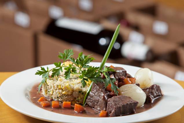 A Costela Burgandy - costela de boi desossada acompanhada de farofa de biju e banana da terra - é a sugestão para o jantar da Belo Horizonte Restaurant Week, no <a href="https://viajeaqui.abril.com.br/estabelecimentos/br-mg-belo-horizonte-restaurante-outono-81" rel="Bar Outono 81"><strong>Bar Outono 81</strong></a> A Costela Burgandy - costela de boi desossada acompanhada de farofa de biju e banana da terra - é a sugestão para o jantar da Belo Horizonte Restaurant Week, no <a href="https://viajeaqui.abril.com.br/estabelecimentos/br-mg-belo-horizonte-restaurante-outono-81" rel="Bar Outono 81"><strong>Bar Outono 81</strong></a>