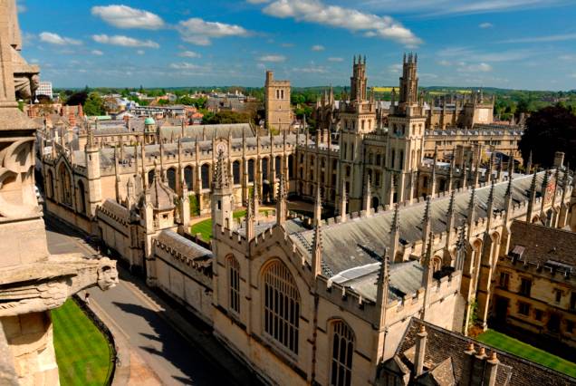 <strong>Oxford, Inglaterra:</strong> Cidade universitária mais antiga do Reino Unido, Oxford detém, juntamente com a “rival” Cambridge, a estampa de excelência e pedigree acadêmicos tão apreciados pelos britânicos. Edifícios históricos como o <strong>Christ Church</strong>, a <strong>Biblioteca Bodleian</strong> e o <strong>Museu Ashmolean</strong> são algumas das atrações locais. O melhor mesmo, no entanto, é pegar uma bicicleta e se perder pelas ruas estreitas da cidade. <strong>Distância de Londres: 100 quilômetros</strong>
