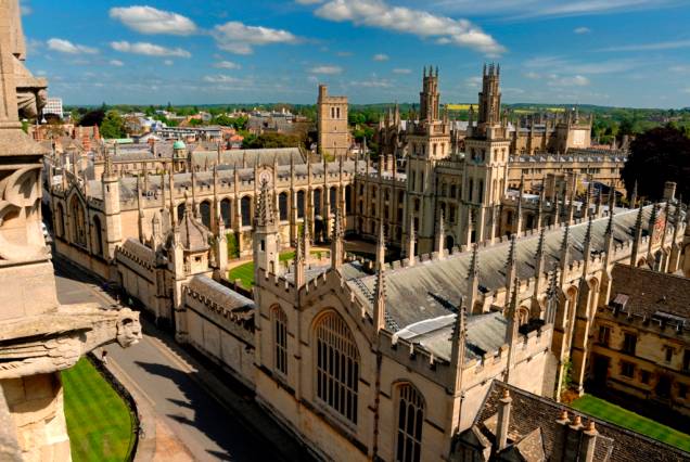 <strong>Oxford, Inglaterra:</strong> Cidade universitária mais antiga do Reino Unido, Oxford detém, juntamente com a “rival” Cambridge, a estampa de excelência e pedigree acadêmicos tão apreciados pelos britânicos. Edifícios históricos como o <strong>Christ Church</strong>, a <strong>Biblioteca Bodleian</strong> e o <strong>Museu Ashmolean</strong> são algumas das atrações locais. O melhor mesmo, no entanto, é pegar uma bicicleta e se perder pelas ruas estreitas da cidade. <strong>Distância de Londres: 100 quilômetros</strong> <strong>Oxford, Inglaterra:</strong> Cidade universitária mais antiga do Reino Unido, Oxford detém, juntamente com a “rival” Cambridge, a estampa de excelência e pedigree acadêmicos tão apreciados pelos britânicos. Edifícios históricos como o <strong>Christ Church</strong>, a <strong>Biblioteca Bodleian</strong> e o <strong>Museu Ashmolean</strong> são algumas das atrações locais. O melhor mesmo, no entanto, é pegar uma bicicleta e se perder pelas ruas estreitas da cidade. <strong>Distância de Londres: 100 quilômetros</strong>
