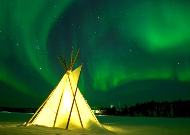 Em Yellowknife, norte do Canadá, as luzes do norte podem ser vistas em lugares como o Aurora Village