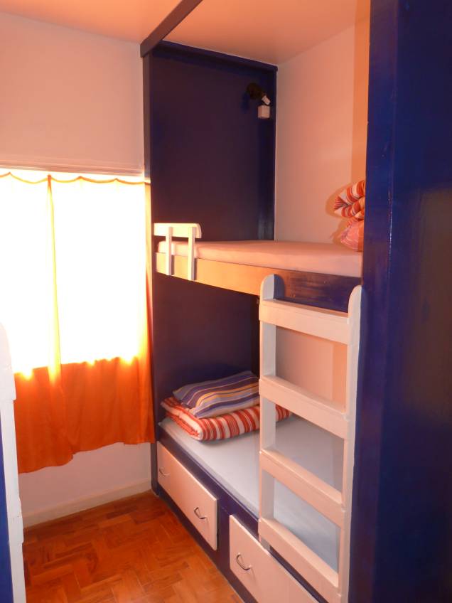 <a href="https://viajeaqui.abril.com.br/estabelecimentos/br-sp-sao-paulo-hospedagem-olah-hostel" rel="Olah Hostel" target="_blank"><strong>Olah Hostel</strong></a> Diárias: a partir de R$ 32 Próximo ao metrô Ana Rosa, o Olah Hostel oferece café da manhã, Wi-Fi, sala com TV a cabo, jogos, cartas, tabuleiro de xadrez, etc, DVD’s, lavanderia, pequena biblioteca, serviços de reservas de voos e demais transportes e guias/mapas turísticos. <strong>Onde: </strong>R. Alceu Wamosy, 40 (V. Mariana); <strong>tel:</strong> (11) 5081-5487 (<a href="https://olahostel.com" rel="olahostel.com" target="_blank">olahostel.com</a>) <a href="https://viajeaqui.abril.com.br/estabelecimentos/br-sp-sao-paulo-hospedagem-olah-hostel" rel="Olah Hostel" target="_blank"><strong>Olah Hostel</strong></a> Diárias: a partir de R$ 32 Próximo ao metrô Ana Rosa, o Olah Hostel oferece café da manhã, Wi-Fi, sala com TV a cabo, jogos, cartas, tabuleiro de xadrez, etc, DVD’s, lavanderia, pequena biblioteca, serviços de reservas de voos e demais transportes e guias/mapas turísticos. <strong>Onde: </strong>R. Alceu Wamosy, 40 (V. Mariana); <strong>tel:</strong> (11) 5081-5487 (<a href="https://olahostel.com" rel="olahostel.com" target="_blank">olahostel.com</a>)