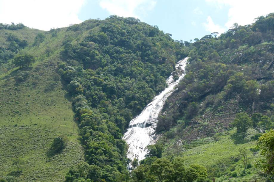 <strong>23. Vila de Santo Antônio do Rio Grande</strong>O passeio em veículo 4x4 leva às Cachoeiras Gigantes, sequência das três maiores quedas da região: <strong>Paiol</strong> (120 metros, <em>foto),</em> Brumado (90 metros) e Cinco Estrelas (200 metros) – esta última é a única com poço para banho. Ao longo do dia há paradas para almoço e degustação de queijos numa fazenda. Agência Remorini, 24/3387-1011.