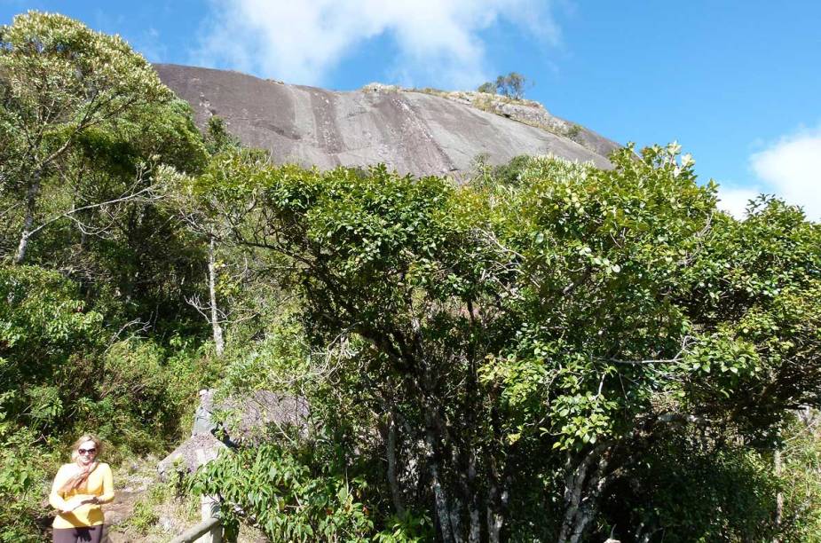 No meio da subida há um mirante, em que é possível parar para descansar, reabastecer as energias e observar o que ainda está por vir