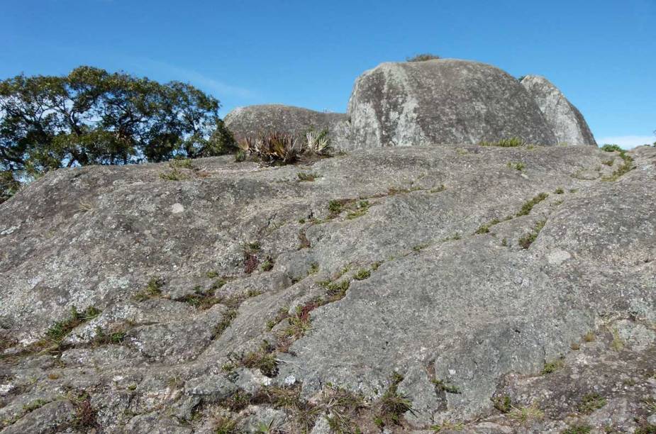 A chegada à Pedra Redonda - o ponto mais alto da subida - revela uma formação rochosa fácil de ser escalada