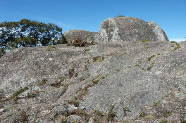 A chegada à Pedra Redonda - o ponto mais alto da subida - revela uma formação rochosa fácil de ser escalada