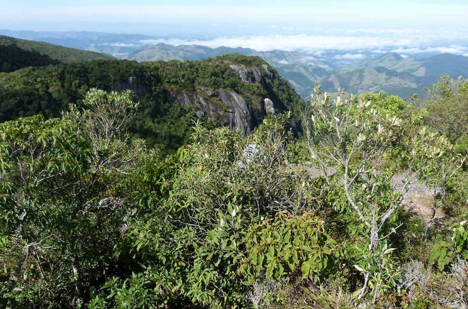 Mesmo com a ventania do alto da Pedra Redonda, a sensação de paz ao chegar ao topo toma conta dos visitantes