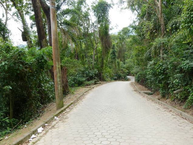 O início da estrada que corta o Parque Estadual de Ilhabela em direção à Praia de Castelhanos é pavimentado