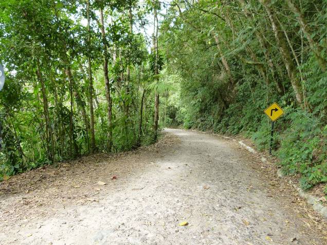 Há trechos da estrada que não receberam pavimentação e podem ficar enlameados se chover Há trechos da estrada que não receberam pavimentação e podem ficar enlameados se chover