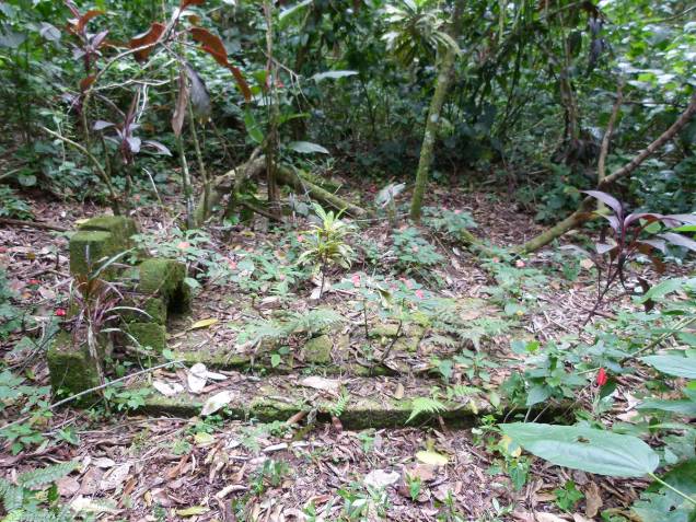 Túmulos que, segundo moradores da região, foram construídos por indígenas Túmulos que, segundo moradores da região, foram construídos por indígenas
