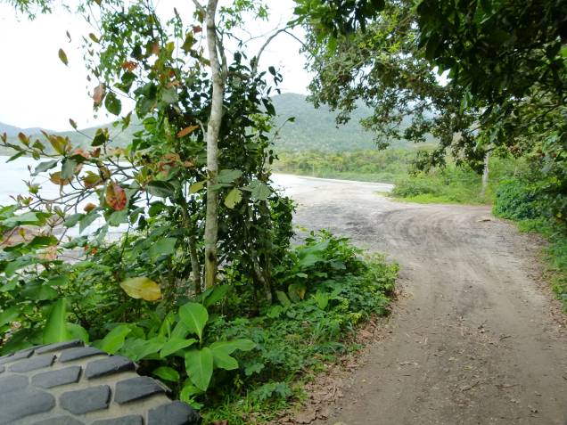 No fim da estrada, a Praia de Castelhanos surge, ampla e quase deserta No fim da estrada, a Praia de Castelhanos surge, ampla e quase deserta
