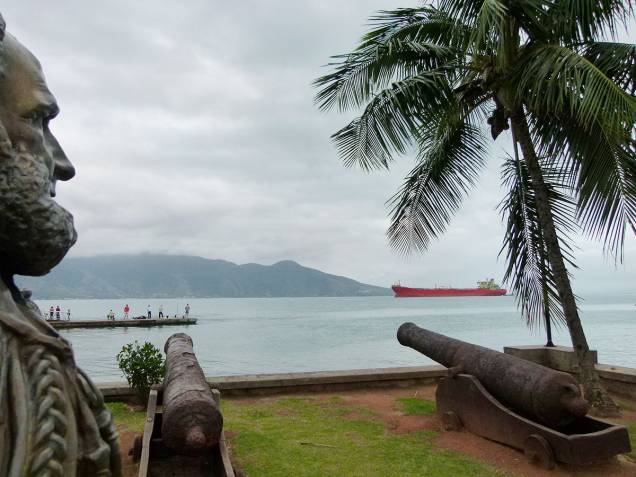Uma das atrações da Vila são os antigos canhões, observados pelo busto do Marquês de Tamandaré, patrono da Marinha Brasileira