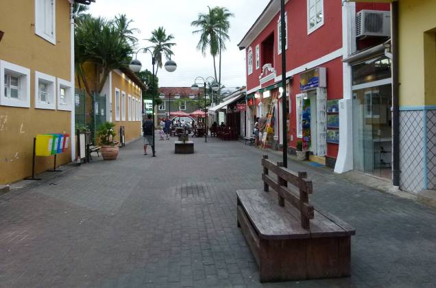 A Rua do Meio, que concentra lojinhas, bares e cafés na Vila de Ilhabela