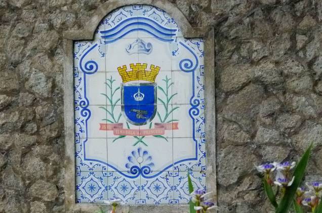 Brasão da cidade, incrustado em um monumento, no centro de Ilhabela Brasão da cidade, incrustado em um monumento, no centro de Ilhabela