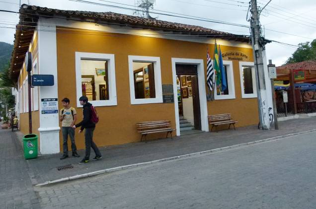 Galeria de Arte Municipal de Ilhabela, no início da charmosa Rua do Meio, própria para pedestres