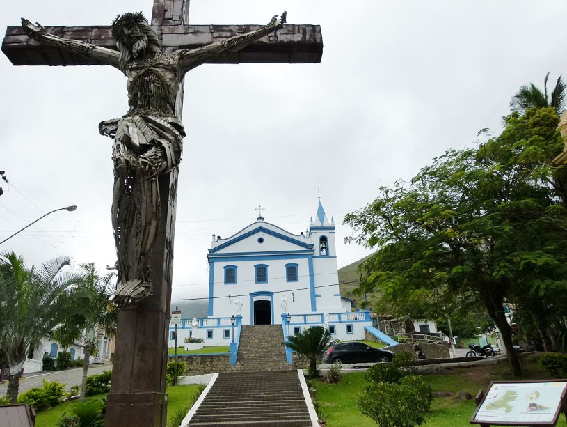 A Igreja Matriz de Ilhabela fica no alto de uma colina