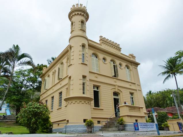 O prédio da antiga cadeia hoje abriga a sede do Parque Estadual de Ilhabela e fica ao lado da Igreja Matriz