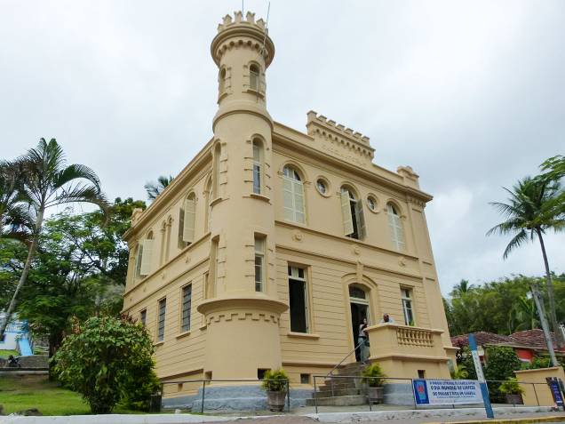 O prédio da antiga cadeia hoje abriga a sede do Parque Estadual de Ilhabela e fica ao lado da Igreja Matriz O prédio da antiga cadeia hoje abriga a sede do Parque Estadual de Ilhabela e fica ao lado da Igreja Matriz