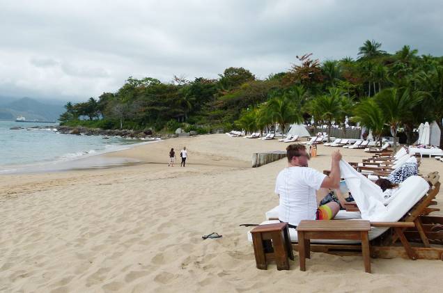 No canto direito da Praia do Curral, está um dos lugares mais badalados e disputados sob o sol de Ilhabela: as cadeiras e o serviço pé na areia do hotel DPNY