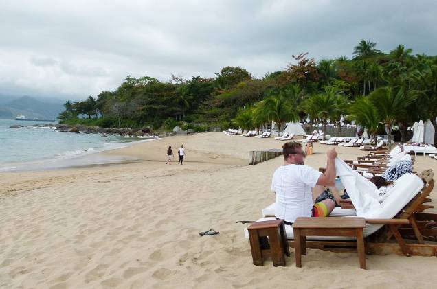 No canto direito da Praia do Curral, está um dos lugares mais badalados e disputados sob o sol de Ilhabela: as cadeiras e o serviço pé na areia do hotel DPNY No canto direito da Praia do Curral, está um dos lugares mais badalados e disputados sob o sol de Ilhabela: as cadeiras e o serviço pé na areia do hotel DPNY