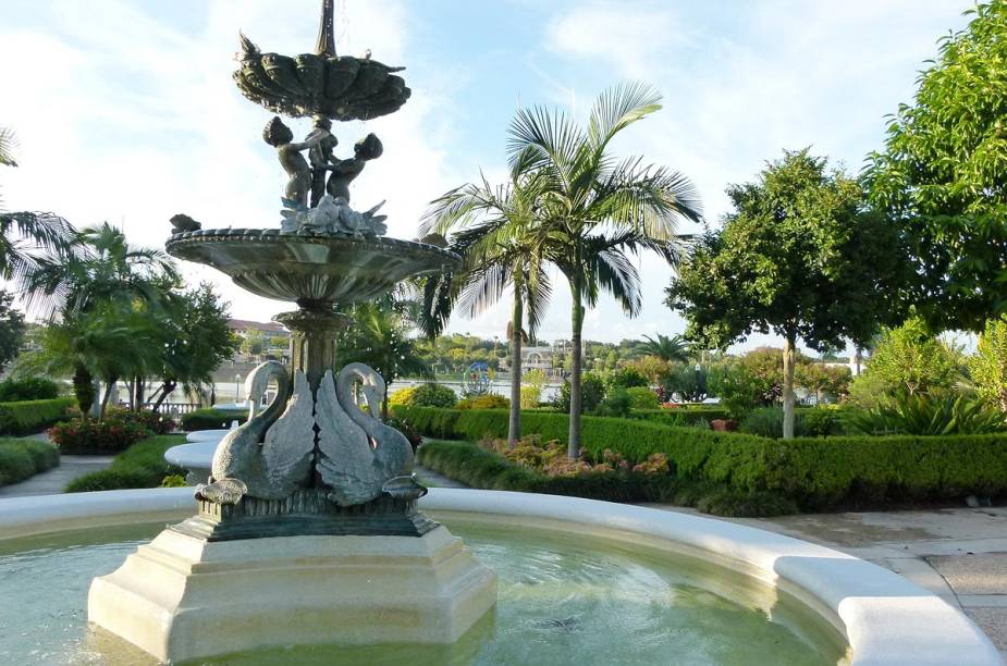 <strong>Cidade de Lakeland</strong>                                                Fontes em formatos de cisnes estão espalhadas por toda a cidade. O cisne, aliás, é o animal-símbolo de Lakeland: em 1954, os que habitavam os lagos foram mortos pelos jacarés da região. Um morador de luto pela morte dos cisnes mandou uma carta para a rainha Elizabeth, da Inglaterra, contando sobre a tragédia, e ela respondeu enviando um casal de cisnes reais para repovoar os lagos da cidade. Hoje, os cisnes que vivem nos lagos de Lakeland são descendentes dos presenteados pela rainha