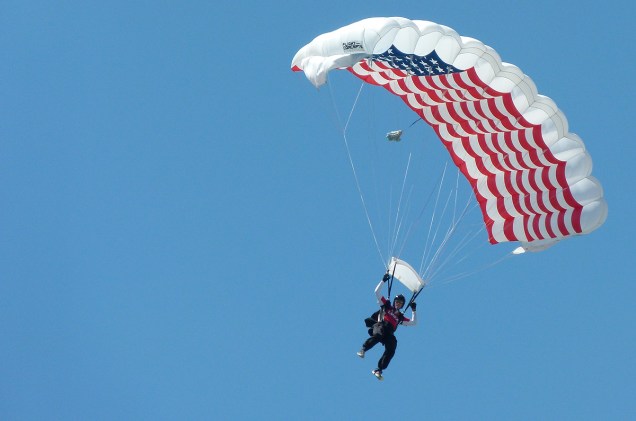 Um dos paraquedas é decorado com a bandeira dos Estados Unidos; neste momento, o hino do país saiu em alto e bom som dos alto-falantes e ecoou pelo aeroporto, completamente silencioso e patriótico